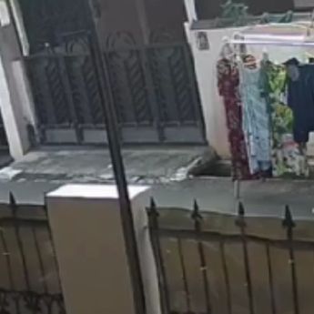 Pria Bermotor Terekam CCTV Curi Pakaian Dalam Wanita di Ciputat Timur