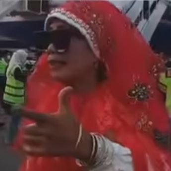 Viral! Jemaah Haji Tiba di Indonesia Tampil Nyentrik Penuh Perhiasan