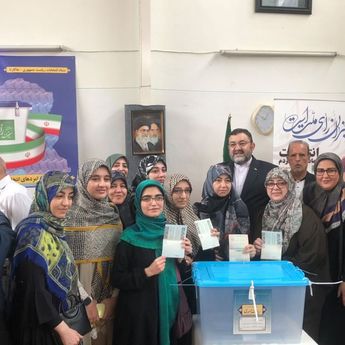 Penampakan Warga Iran di Indonesia Antusias Ikut Pemilu Pilih Presiden Baru