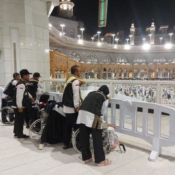 PPIH Fasilitasi Jemaah Belum ke Masjidil Haram, Doa di Depan Ka’bah