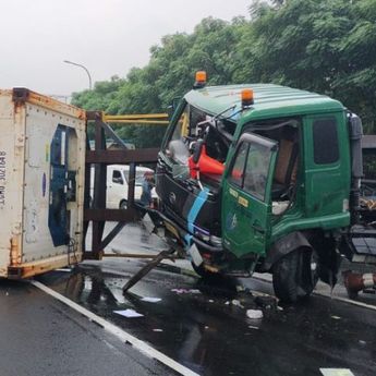 Truk Kontainer Terlibat Kecelakaan di Tol Cakung Arah Bintara Bikin Lalin Macet