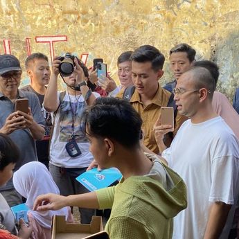 Gibran Ajak Raffi Ahmad Blusukan ke Rumah Warga Pasar Manggis Sambil Bagi Susu dan Buku