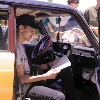 Inovasi Sopir Taksi Mesir Ubah Kendaraannya Jadi Perpustakaan Keliling