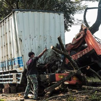 Kecelakaan Maut di Cianjur, Truk Muatan Popok Tabrak Mobil Gran Max dan Pemotor hingga Tewas