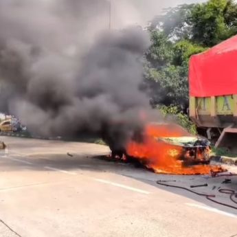 Ngeri Banget! Mobil Terbakar di Meruya Jadi Tontonan Warga