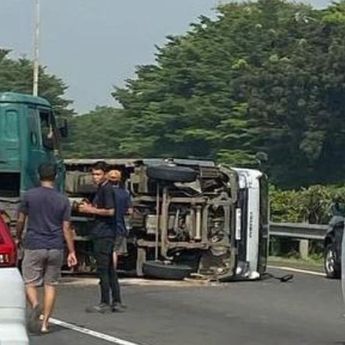 Mobil Box Terbalik di Tol Jagorawi Arah Bogor Bikin Lalin Macet