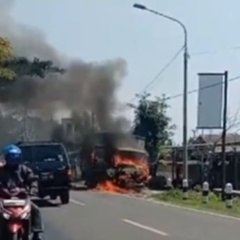 Mobil Box Terbakar di Jalan Raya Lombang Jadi Tontonan Warga