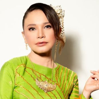 Rossa Dikirim Surat Cerai Saat Konser, Berujung Nangis di Atas Panggung