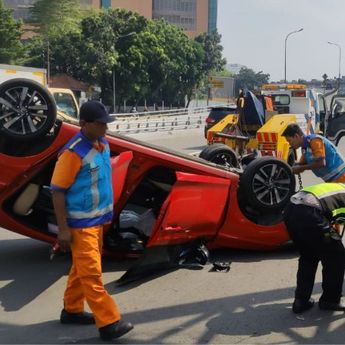 Sebuah Mobil Terbalik di Ruas Tol Dalam Kota Arah Grogol Jakbar, Lalin Sempat Tersendat