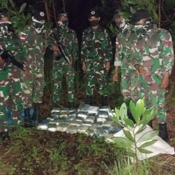 Detik-detik Anggota TNI Sergap Transaksi 70 Ribu Pil Narkoba di Hutan Indonesia-Malaysia