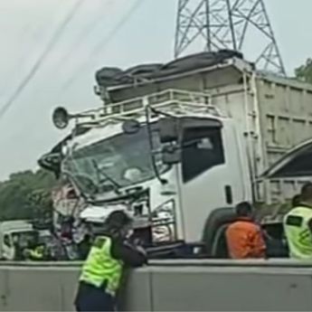 Truk Ringsek di Tol Jakpek arah ke Jakarta, Lalin Tersendat