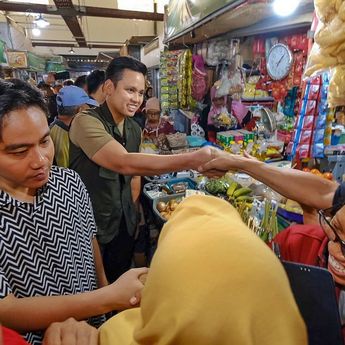 Cek Harga Bahan Pokok dan Bagikan Susu, Gibran Ajak Dico Blusukan di Semarang