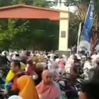 Kesal Sang Anak Tak Lolos PPDB, Orang Tua di Bekasi Gembok Gerbang Sekolah