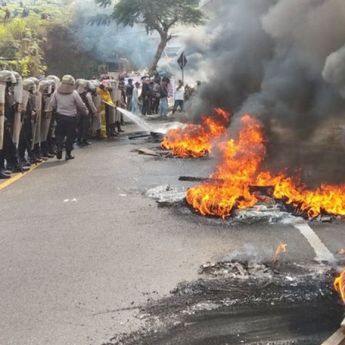 Ricuh, Mahasiswa BEM SI Bentrok dengan Polisi di Patung Kuda