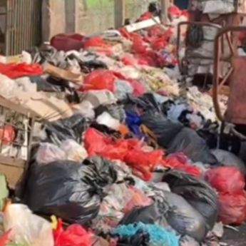 Jorok! Tumpukan Sampah di Samping Grand Mall Cimanggis Bikin Macet