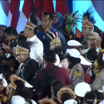 Momen Jokowi Salah Ngomong di Depan Anak-anak Papua, Langsung Diserbu Ratusan Siswa