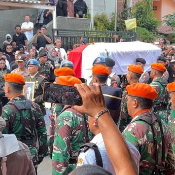 Jenazah Hamzah Haz Dimakamkan Secara Militer