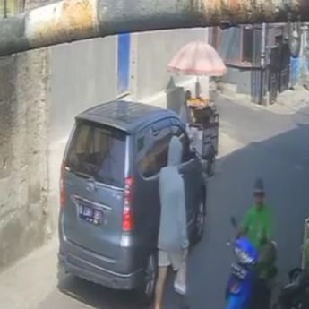 Terekam CCTV, Seorang Pria Maling Motor Punya Marbot Masjid di Jaksel