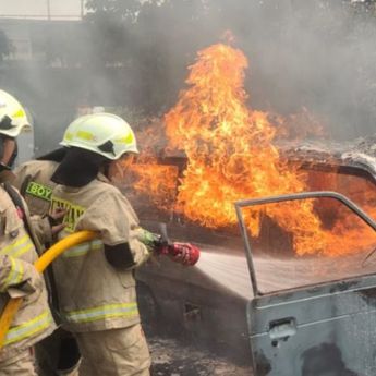 Sebuah Mobil Tiba-tiba Terbakar di Jatinegara, Kerugian Ditaksir Rp30 Juta