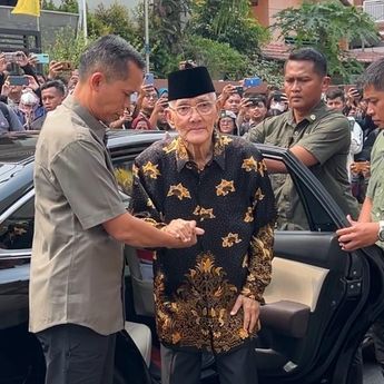 Mantan Wapres Try Sutrisno Sambangi Rumah Duka Hamzah Haz