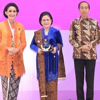 Iriana Jokowi Dianugerahi Penghargaan Ibu Bangsa oleh Kowani dalam Hari Kebaya Nasional