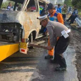 Minibus Rombongan Takziah Terbakar di Tol Semarang-Solo