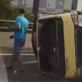 Truk Terguling di Tol Dalam Kota Sunter Arah Kelapa Gading, Lalin Padat