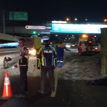 Sopir Ngantuk, Truk Dump Terguling di Tol Sampai Bikin Macet