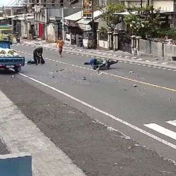 Ngeri! Pengemudi Motor Adu Banteng dengan Pickup, Terpental Sampai Kritis