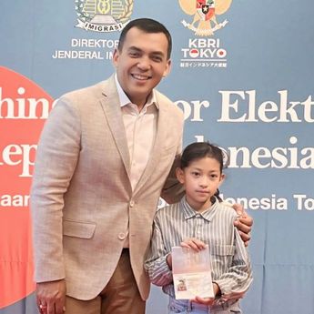 Dirjen Imigrasi Serahkan e-Paspor Pertama di KBRI Tokyo ke Anak  10 Tahun