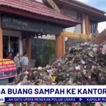 Heboh! Warga Sintang Buang Berton-ton Sampah di Depan Kantor Bupati, Ini Penyebabnya