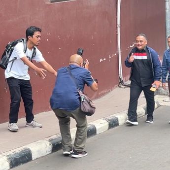 Tiba di Bareskrim, Ini Jawaban Benny Saat Ditanya Siapa Inisial T Bos Judi Online