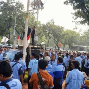 Ratusan Sopir JakLingko Demo di Depan Kantor Heru Budi, Jalan Merdeka Selatan Jadi Lahan Parkir Angkot