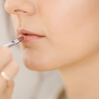 4 Cara Menghilangkan Hitam di Bibir dengan Cepat, Cuma Pakai Bahan Alami