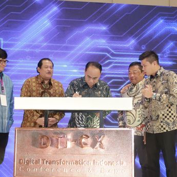 Pengunjung Antusias Berdialog di Ajang  DTI-CX 2024, Konferensi dan Pameran Transformasi Digital