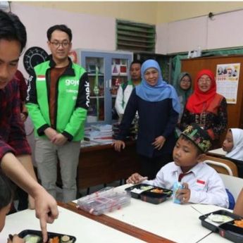 Gibran Cek Uji Coba Makan Siang Gratis di Surabaya