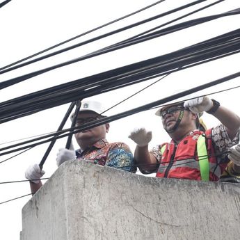 Kabel Semrawut Sepanjang 1.800 Meter di Kebayoran Baru Akhirnya Dipotong