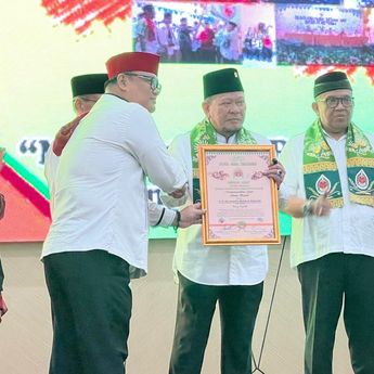 Ketua DPD La Nyalla Terima Gelar Abang dari Dewan Adat Bamus Betawi