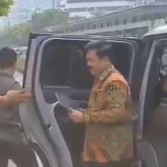 Wah! Menko Polhukam Hadiri Ratas Menuju Istana Naik Motor