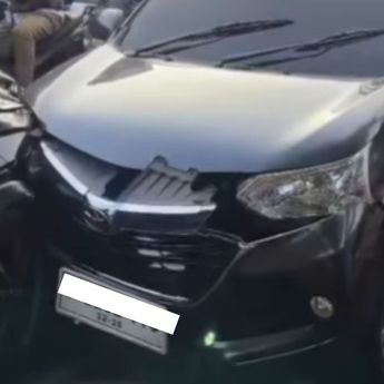 Mobil Terlibat Adu Banteng di Jakarta Timur, Bikin Lalu Lintas Macet