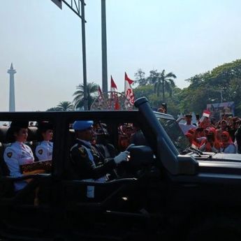 Momen Formasi Kirab Bendera Berganti di Patung Kuda Jakarta