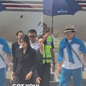 Momen Jackie Chan Turun Pesawat Tiba di Indonesia, Minta Petugas Tak Usah Repot Payungin