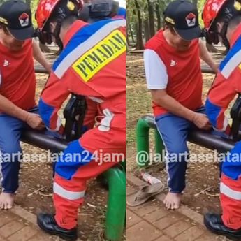 Video Pria Paruh Baya Panik, Kakinya Kejepit Bangku Taman di Jaksel