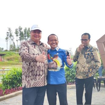 Keakraban Airlangga dan Bahlil di IKN, Saling Rangkul Hingga Foto Bareng