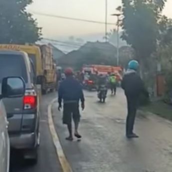 Truk Muatan Gula Cair Tumpah di Jalan, Lalu Lintas Macet