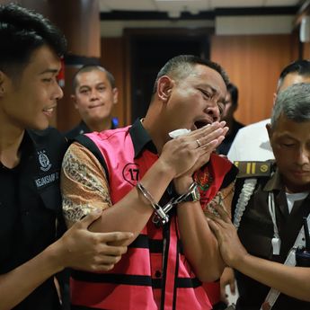 Jadi Tersangka Korupsi Timah, Eks Plt Kadis ESDM Babel Nangis dan Ngaku Nggak Salah