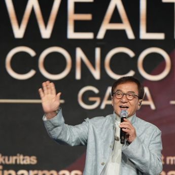 Momen Jackie Chan di Acara Sinarmas Wealth Concord Gala di Jakarta dan Lelang Jaket 100 Ribu USD