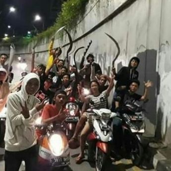 Gak Ada Takutnya! Gangster Kediri Acungkan Parang ke Kapolsek