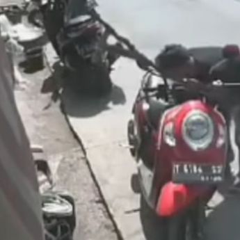 Seorang Pria Nekat Maling Motor Siang Bolong saat Lalu Lintas Ramai di Karawang