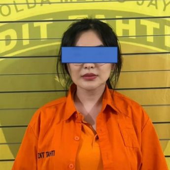 Biasa Tampil Seksi, Begini Penampakan Angela Lee Pakai Baju Tahanan di Polda Metro Jaya